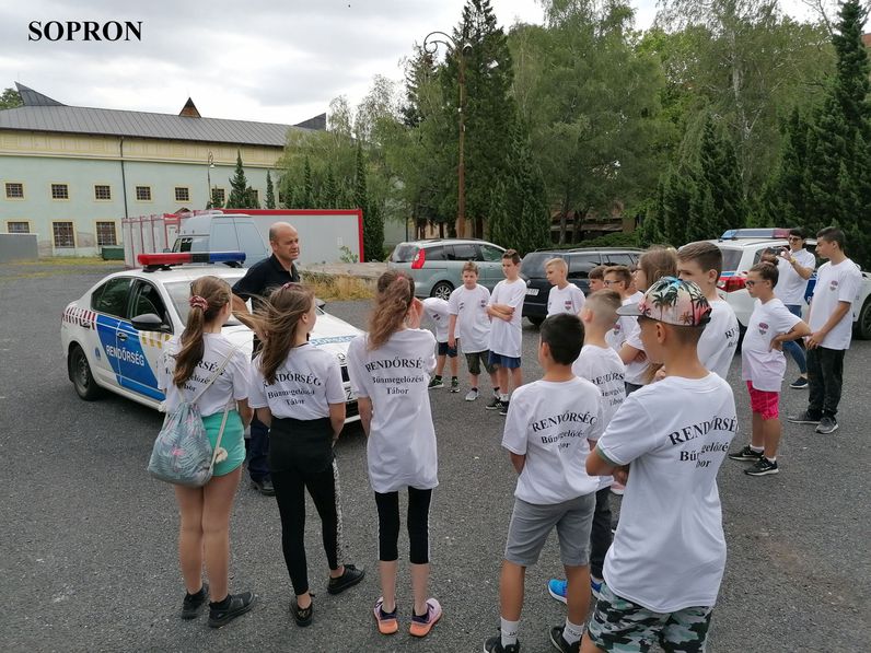 Rendőrségi táborban ismerkedtek gyermekek a bűnmegelőzéssel Sopronban