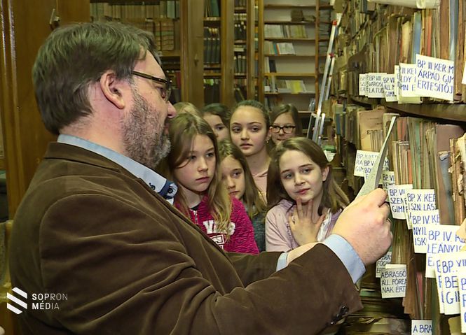 Tölli Balázs is rendszeresen mutatja be a diákoknak az öreg könyvtár különlegességeit