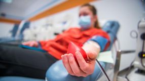 Száznál több beteget gyógyított meg a vérplazma-terápia, új koronavírus-fertőzésen átesett donorokat várnak
