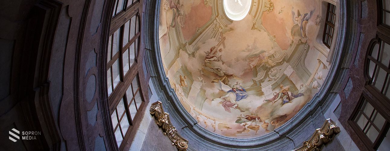 Pünkösd jelképei a fertődi Esterházy-kastély kápolnájában