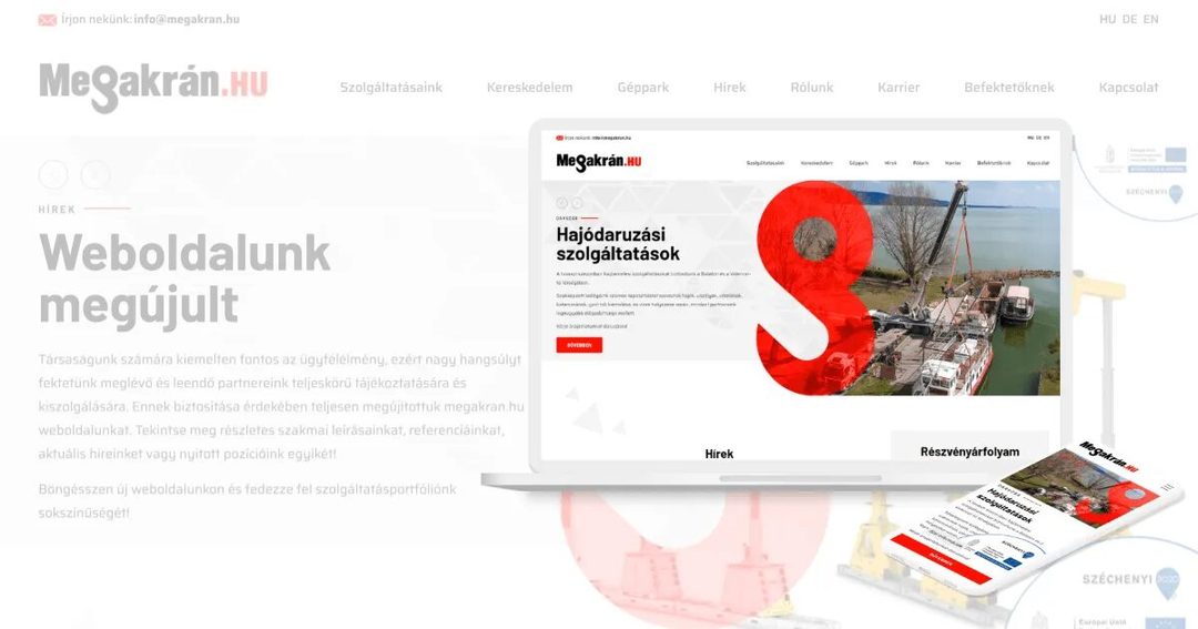 A megújult megakran.hu laptopon és mobilon: a hajódaruzási szolgáltatások oldala, a háttérben a „Weboldalunk megújult” hír