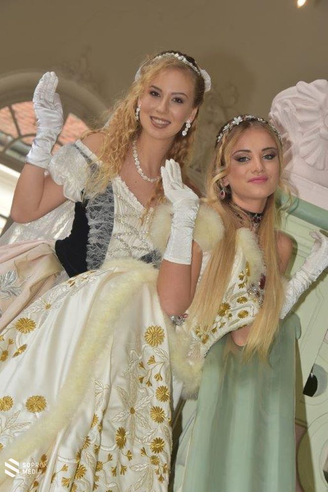 A kép bal oldalán Galavics Dorina, a 30. Miss Hungary döntőse 