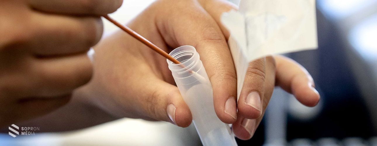 Regisztráció nélkül is ingyenes Covid-tesztelési lehetőséget biztosít a pedagógusoknak az Emmi