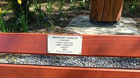 Monspart Sarolta tiszteletére emléktáblát avatott a Fertő-parti Gyaloglók klubja