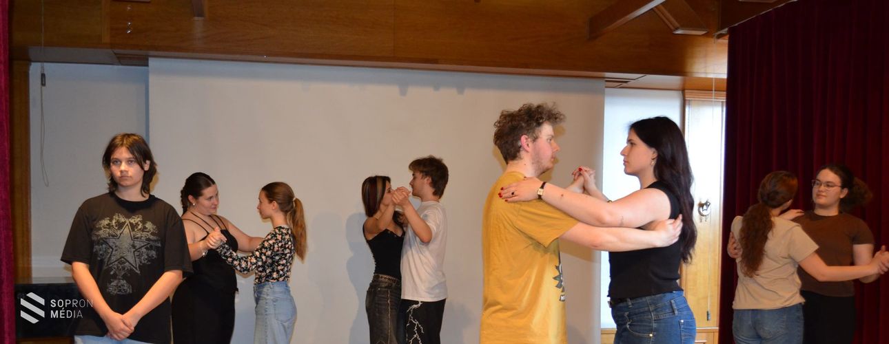 Deviszont - generációja problémáiról írt és rendezett színdarabot a Berzsenyi Dániel Evangélikus Gimnázium diákja