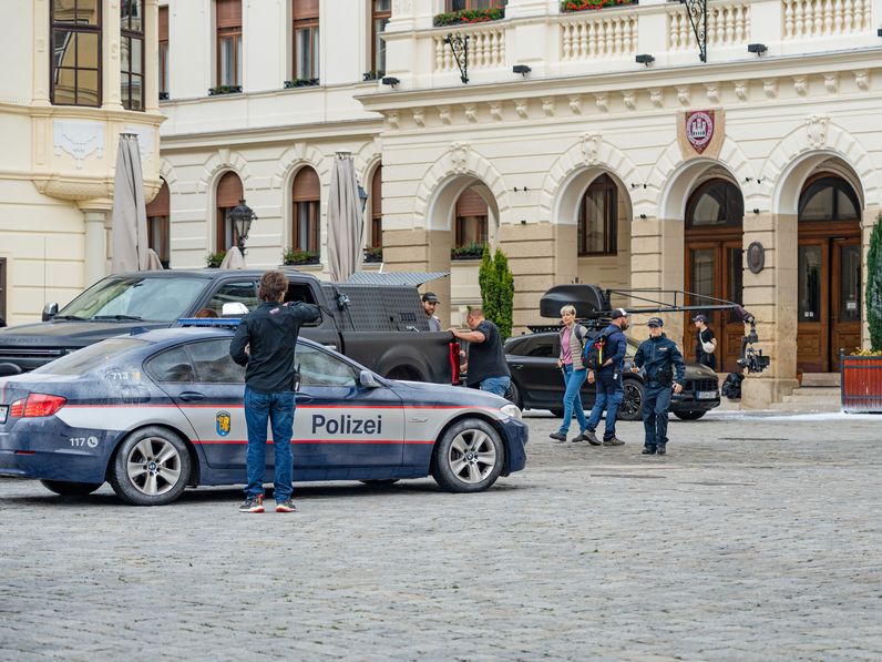 Filmforgatás Sopron szívében: havas díszlet és autós üldözés a nemzetközi produkcióban