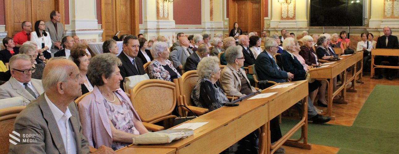 Emlékdiploma átadóval köszöntötték a pedagógusokat 