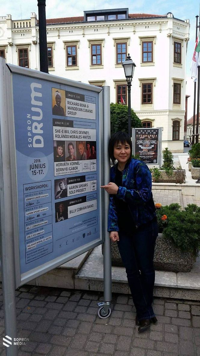 She–e Wu marimbaművész a Liszt Központ előtt 