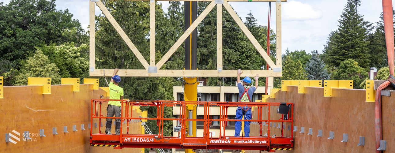 Két főtartó gerenda már a helyén van az épülő új uszodában