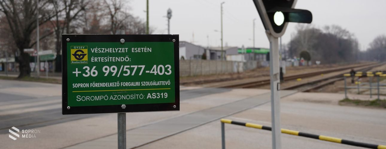 „Vészhelyzet esetén értesítendő” táblák a GYSEV Zrt. teljes vonalhálózatán