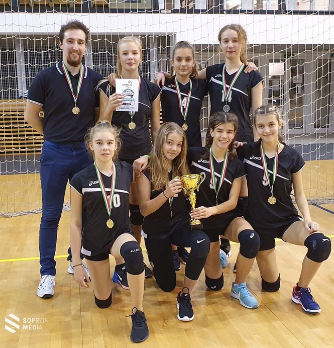(Fotón a kupával: Felső sor: Nagy László, Hámori Borka, Kovács Rebeka, Czékó Hanna Noémi. Alsó sor: Hámori Panka, Kereszty Zsóka, Varga Anna, Kóróczki Dóra.)