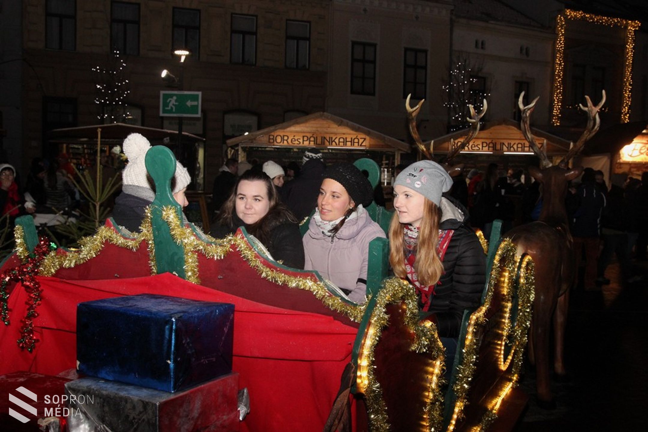 Megnyitotta kapuit az adventi vásár!