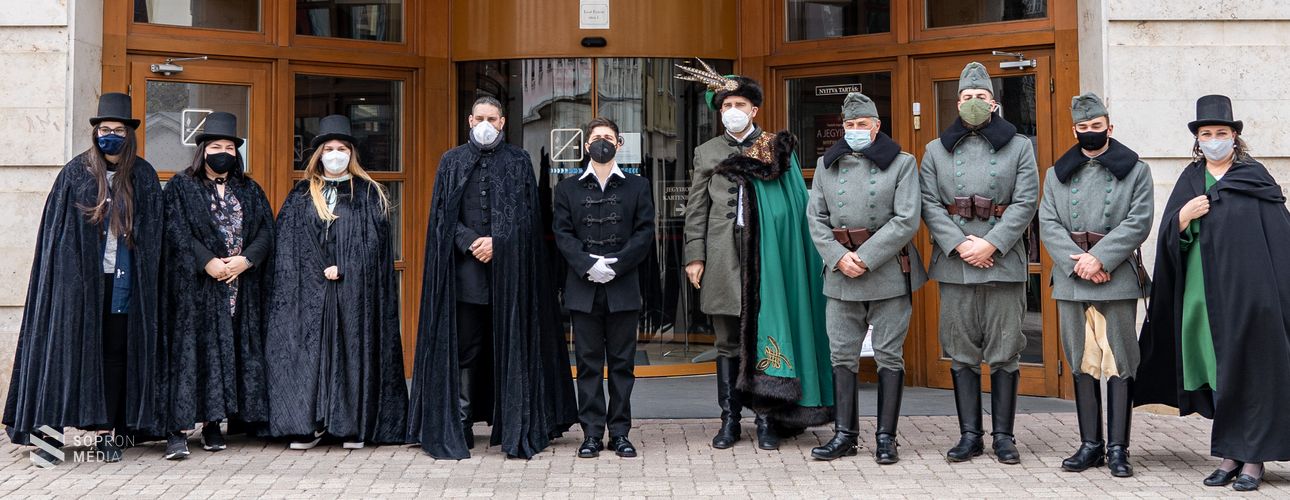 Sétával és koszorúzással ünnepelték a magyar költészet napját - Galériával