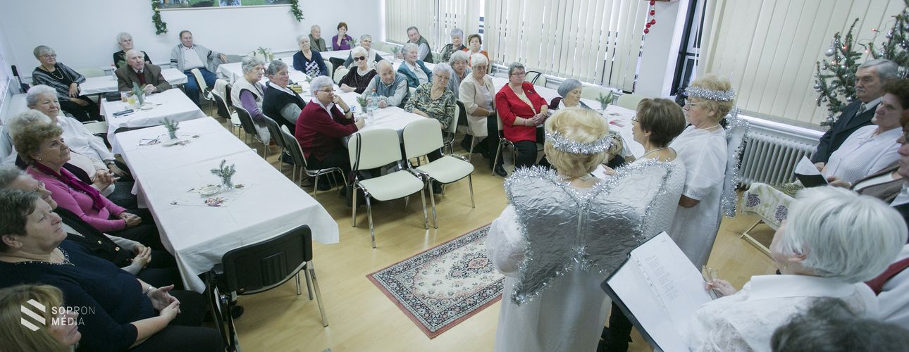 Adventi ünnepséget tartott a Lővéri Nyugdíjas Klub!