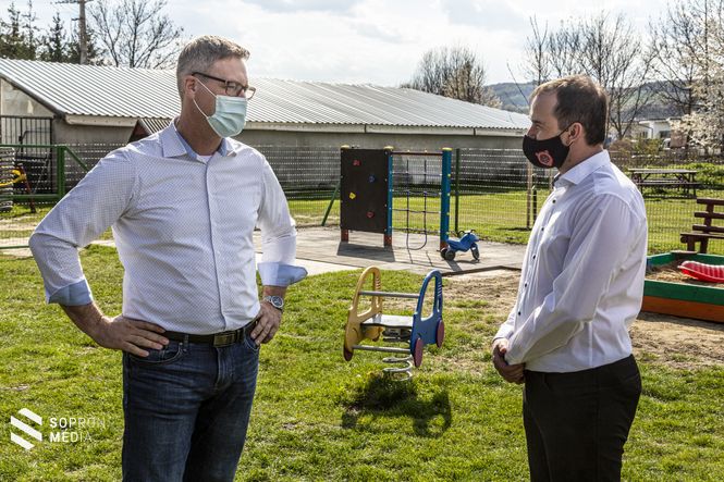 Barcza Attila, országgyűlési képviselő (j)