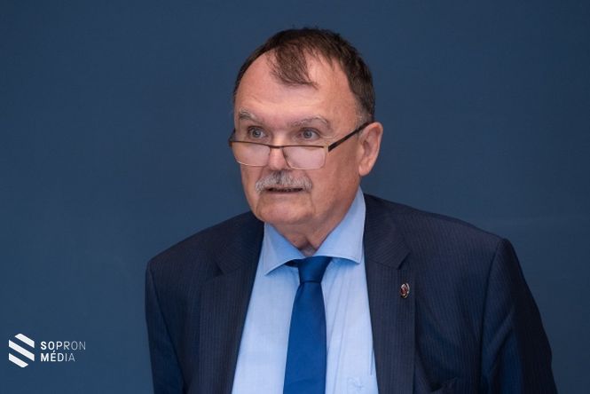 Török Ádám, az MTA főtitkára