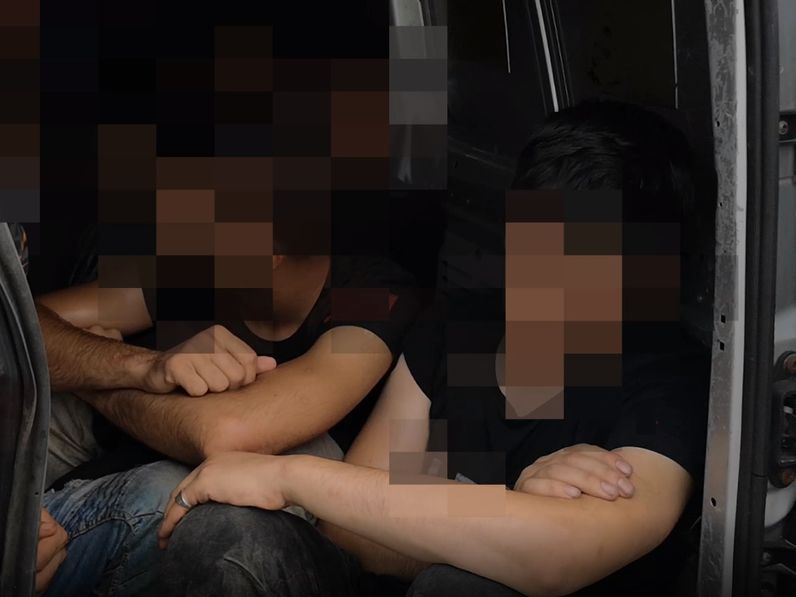 Tizenhat migráns nyomorgott a furgonban- videóval 
