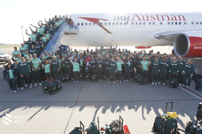 A magyar olimpiai csapat tagjai, miután megérkeztek a Rio de Janeiró-i nyári olimpiáról a Liszt Ferenc-repülőtérre 2016. augusztus 24-én. 