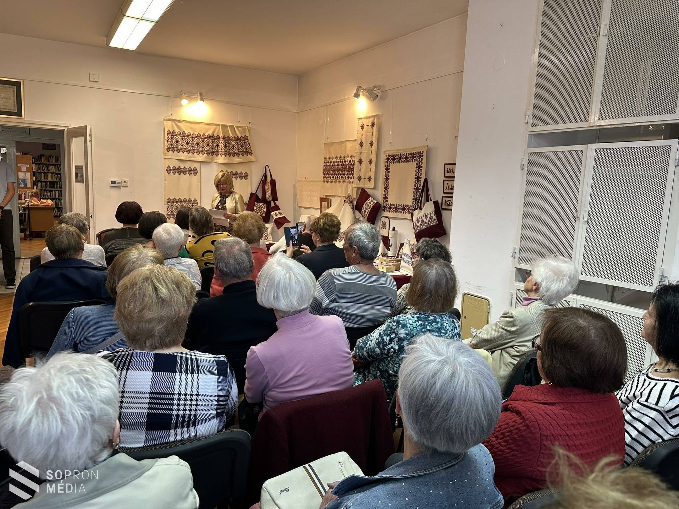 Hagyomány és alkotás: megnyílt Sebőkné Fekete Mária hímzéskiállítása Sopronban