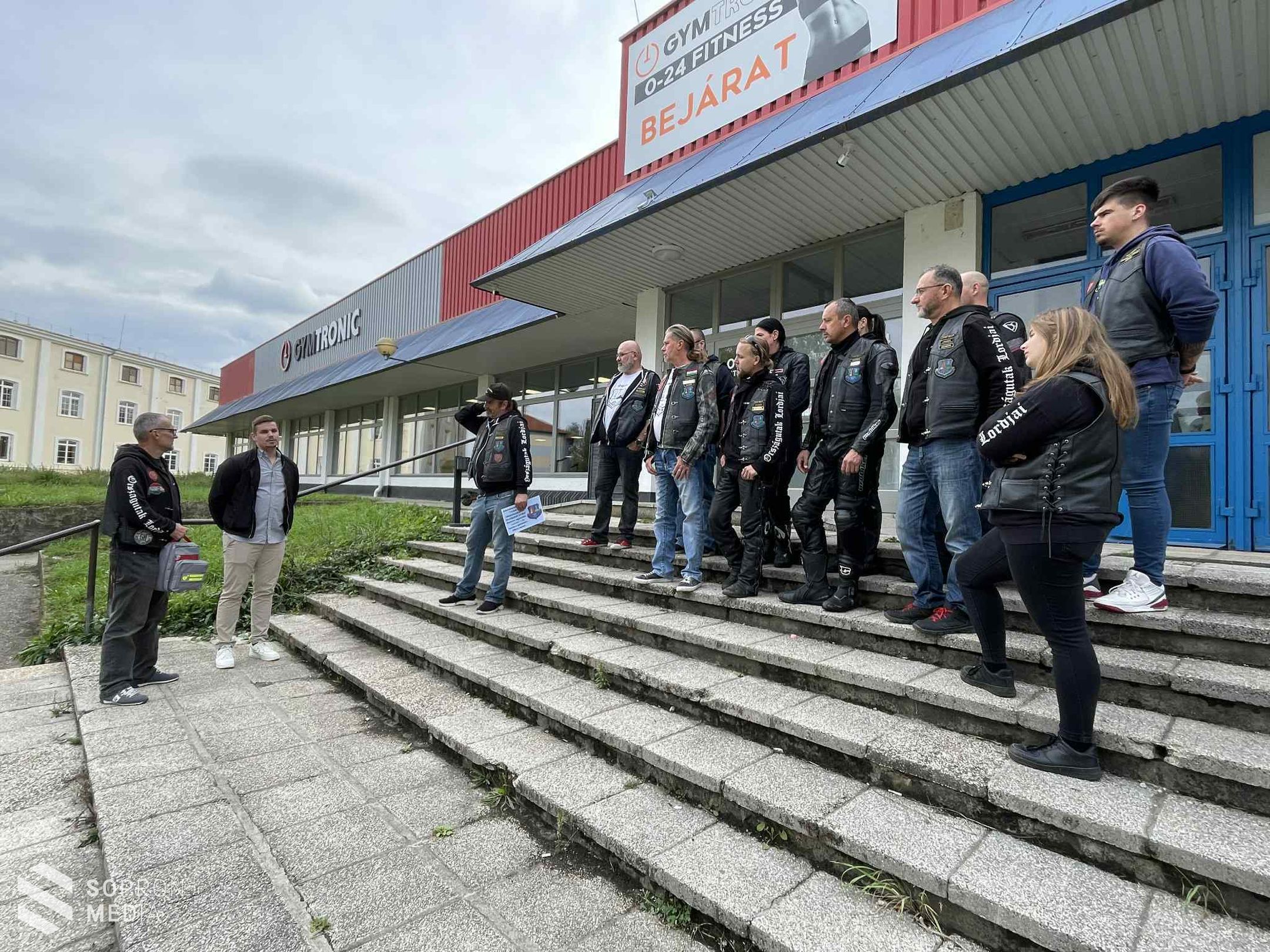 Félautomata defibrillátort adtak át a Gymtronicban