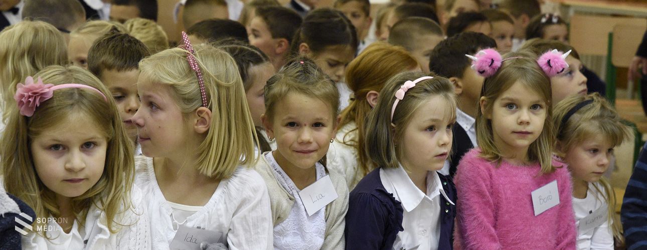 Évnyitó a Fenyő téren – holnap becsöngetnek az új tanévre