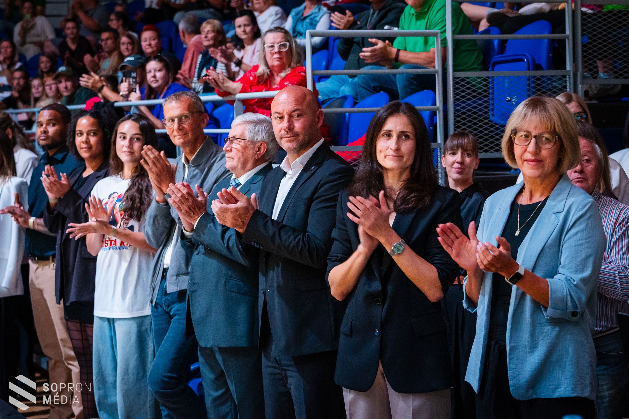Ünnepélyesen búcsúztatták Jelena Brookst a Sopron Basket szezonnyitóján