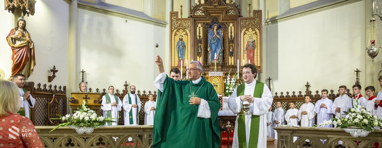 Új orgona és restaurált padsor az Orsolyita templomban