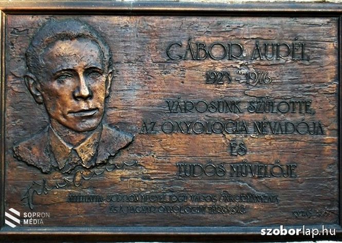 2006. október 12-én ünnepélyes keretek között Dr. Gábor Aurél (1923–1976) emléke előtt tisztelegve leplezték le a mentőállomás bejárata mellett kialakított emlékfalon az emléktáblát