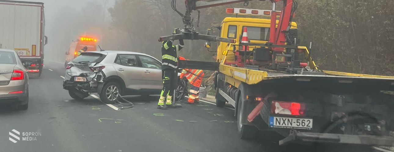Három autó karambolozott a 84-es főúton, az érintett szakaszon félpályán halad a forgalom!