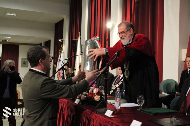 Prof. Dr. Faragó Sándor átadja az időkapszulát Varga Tamásnak, az Erdészeti Múzeum igazgatójának