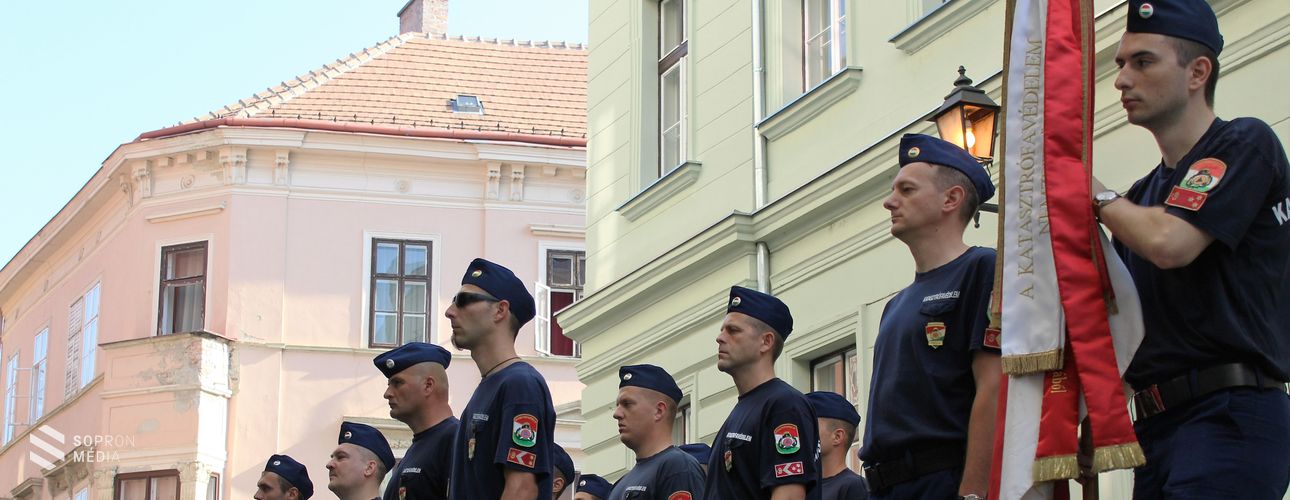 Több megyei tűzoltó munkáját ismerte el az országos katasztrófavédelmi főigazgató 