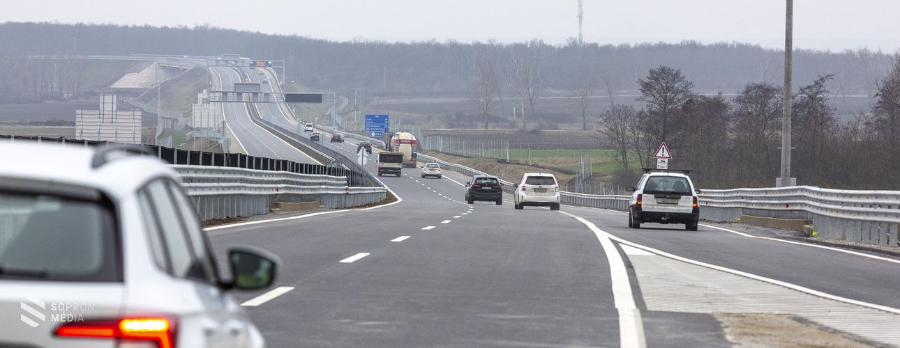 Forgalommal szemben hajtott a sofőr az M85-ös főúton 