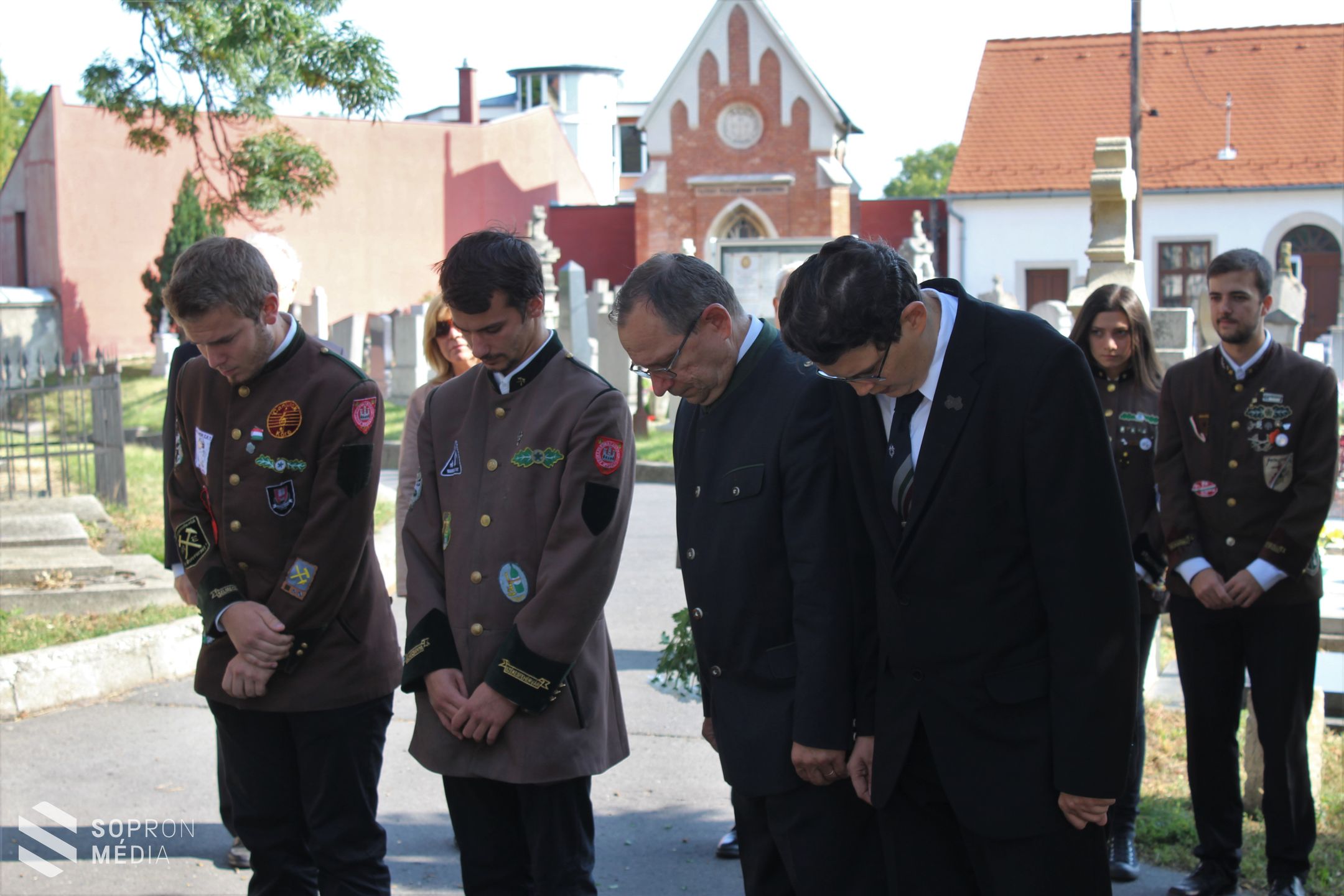 Koszorúzás a hősi halottak nyughelyénél Sopronban