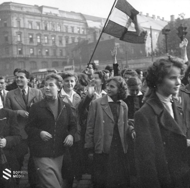 Tüntető egyetemisták vonulnak a Tanács (ma Károly) körúton.