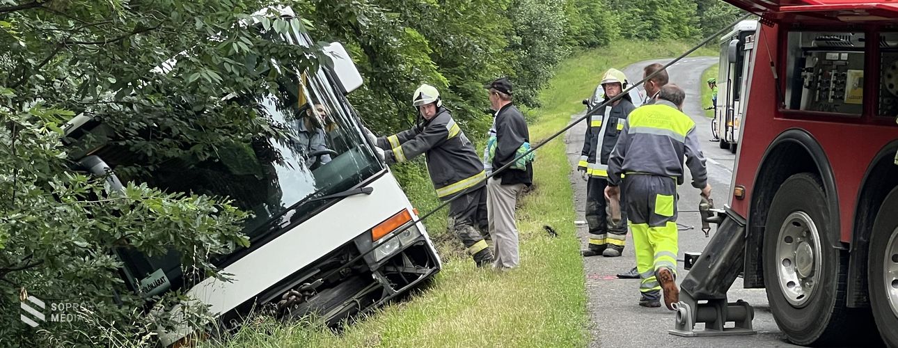 Fertőrákosi diákokat szállító autóbusz borult árokba Kőszegnél!