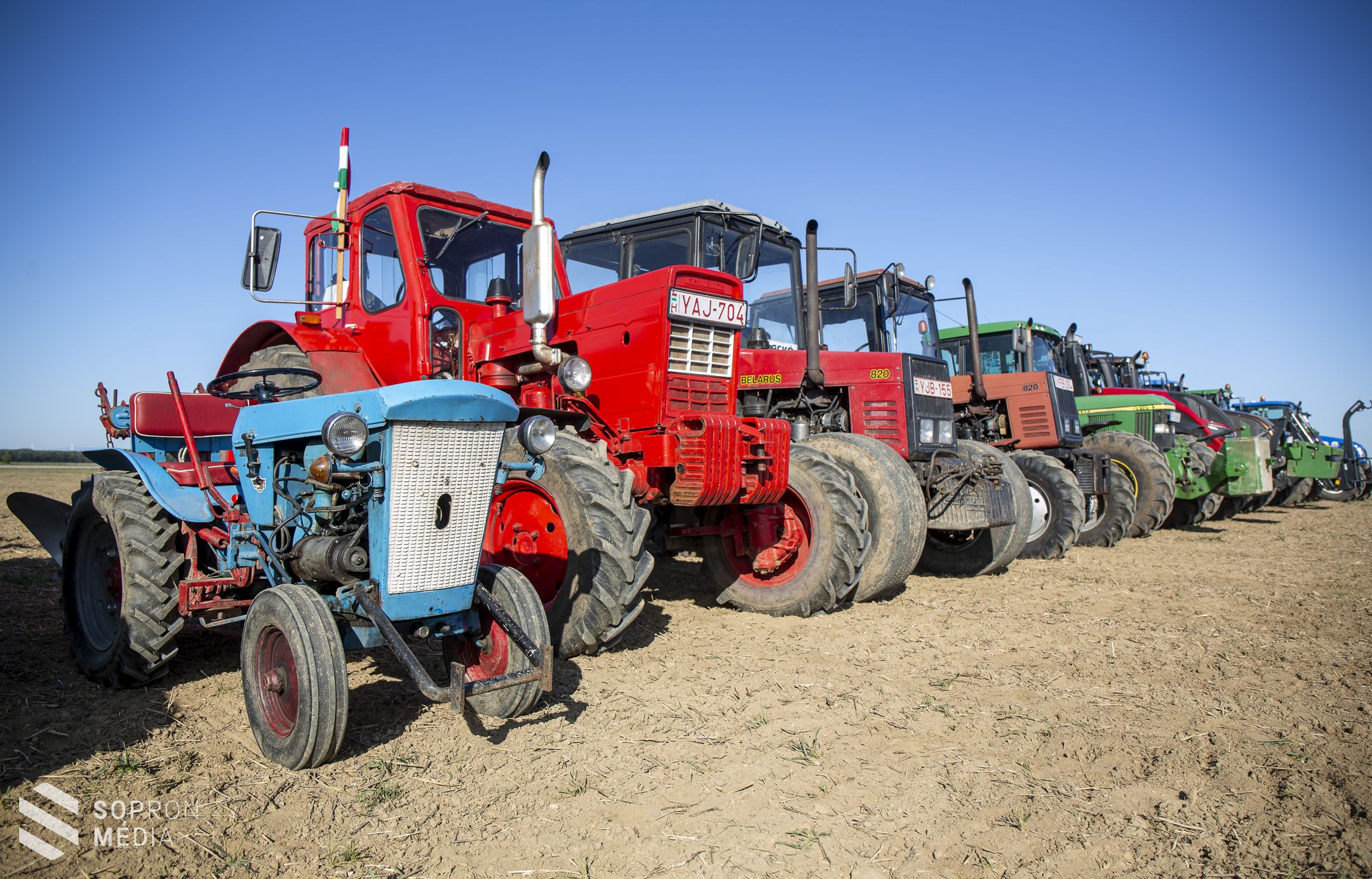 Erőgépek hasították a földet Fertőszentmiklósnál
