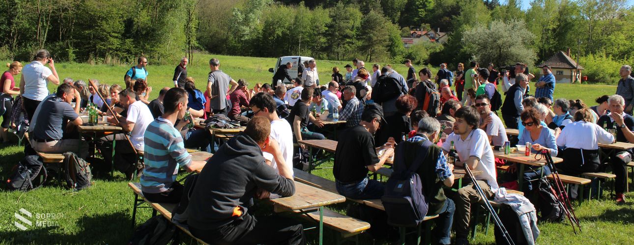 Jó hangulatban telt a fraknói gyalogtúra