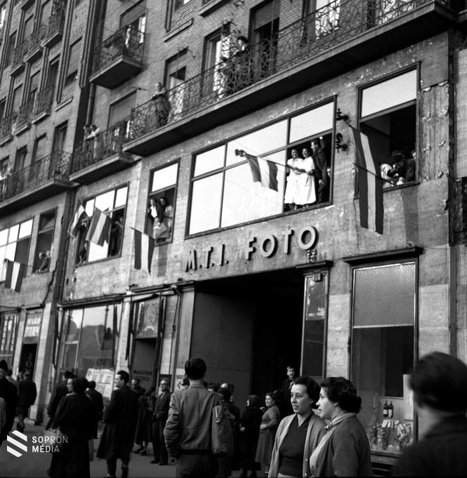 Az MTI Fotó Tanács körút 21. alatti épülete az 1956-os forradalom idején 