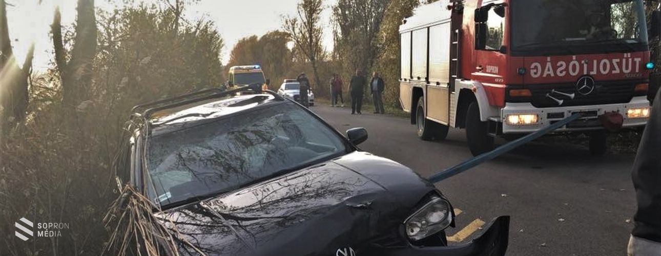 Felborult egy autó a Fertő tó felé vezető úton