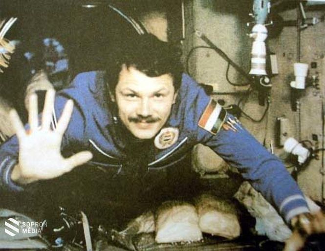  Farkas Bertalan (Gyulaháza, 1949. augusztus 2. –) az első magyar a világűrben