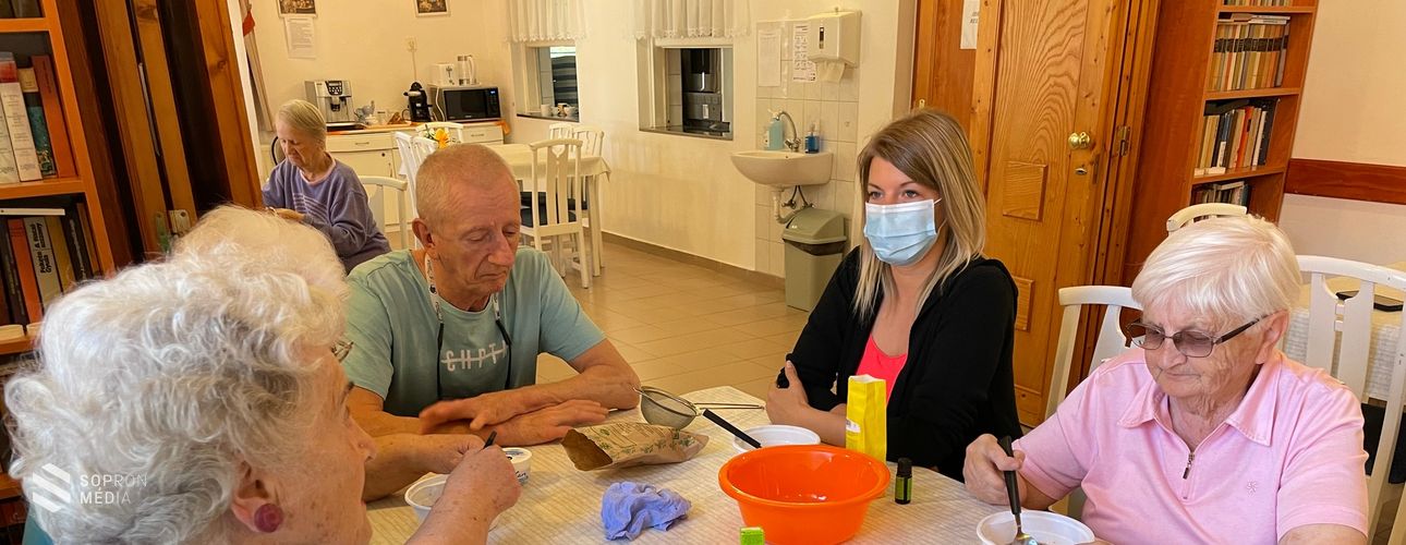 Gyógynövénykrémet készítettek az Ikva Idősek Otthon lakói