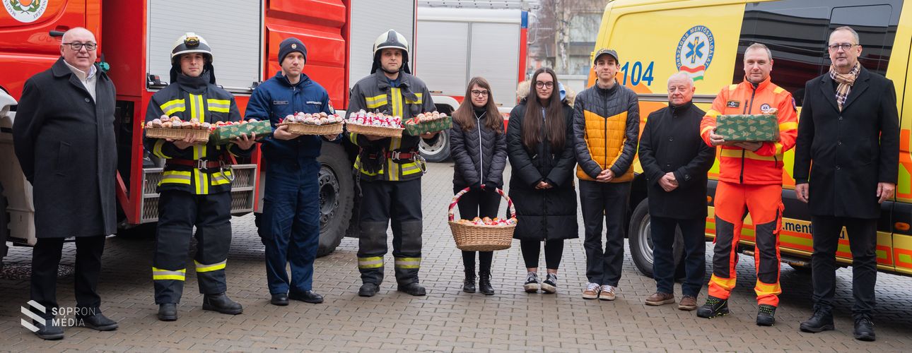 Bejglivel köszönték meg a cukrásztanulók a mentők és tűzoltók munkáját
