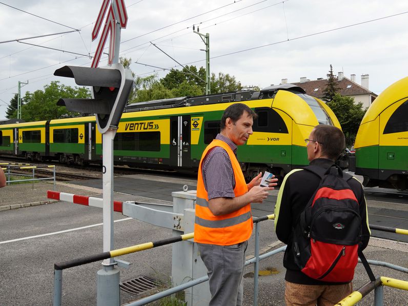 „Nemzetközi Útátjáró Biztonsági Nap” – Sopronban és Szombathelyen is figyelemfelhívó ellenőrzéseket végeztek a GYSEV és a rendőrség munkatársai