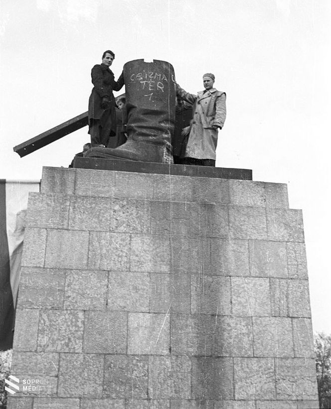 Ötvenhatosok tere (Sztálin tér), a Sztálin szobor maradványa. 