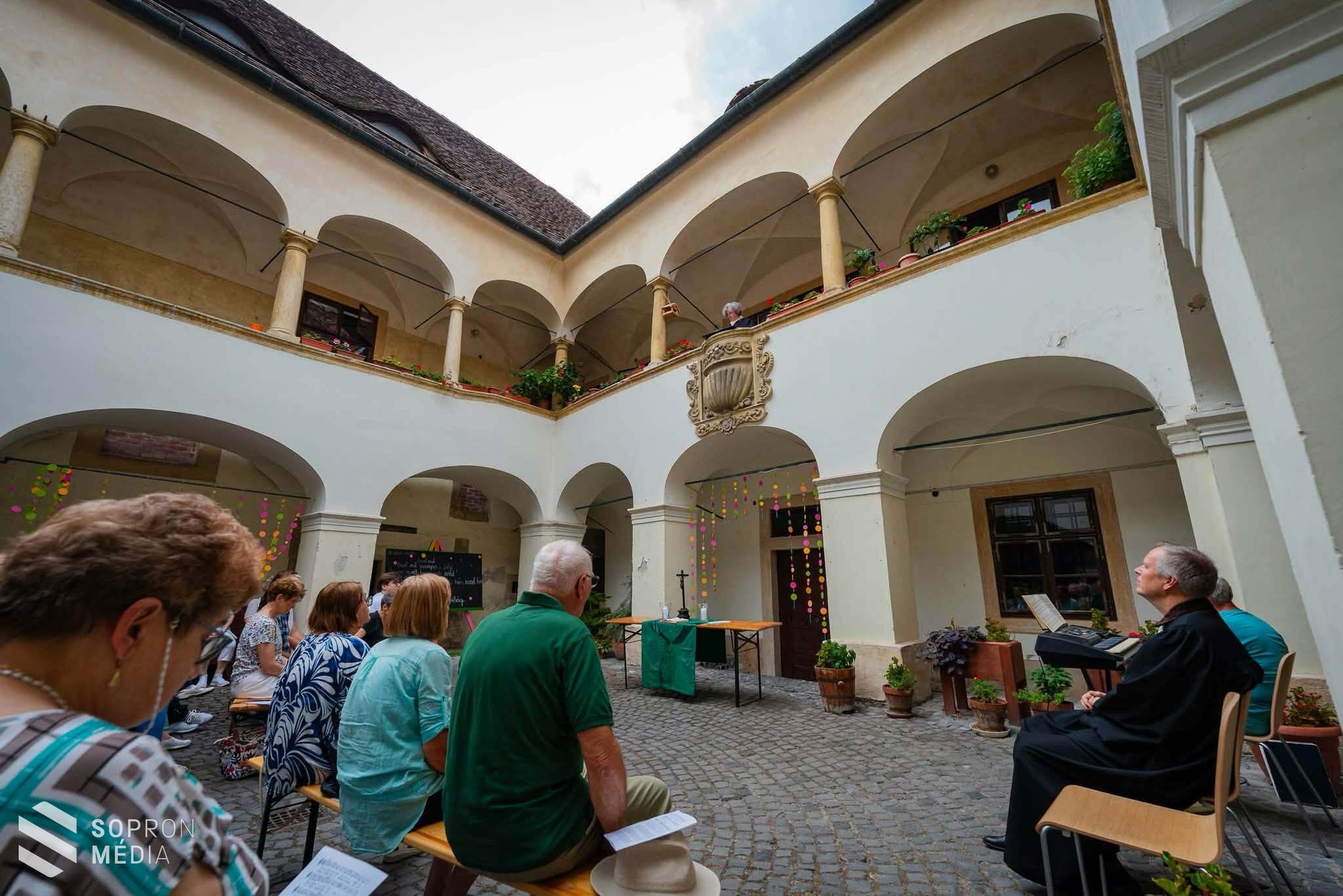 Kétnyelvű istentiszteletet tartottak az államalapítás ünnepén
