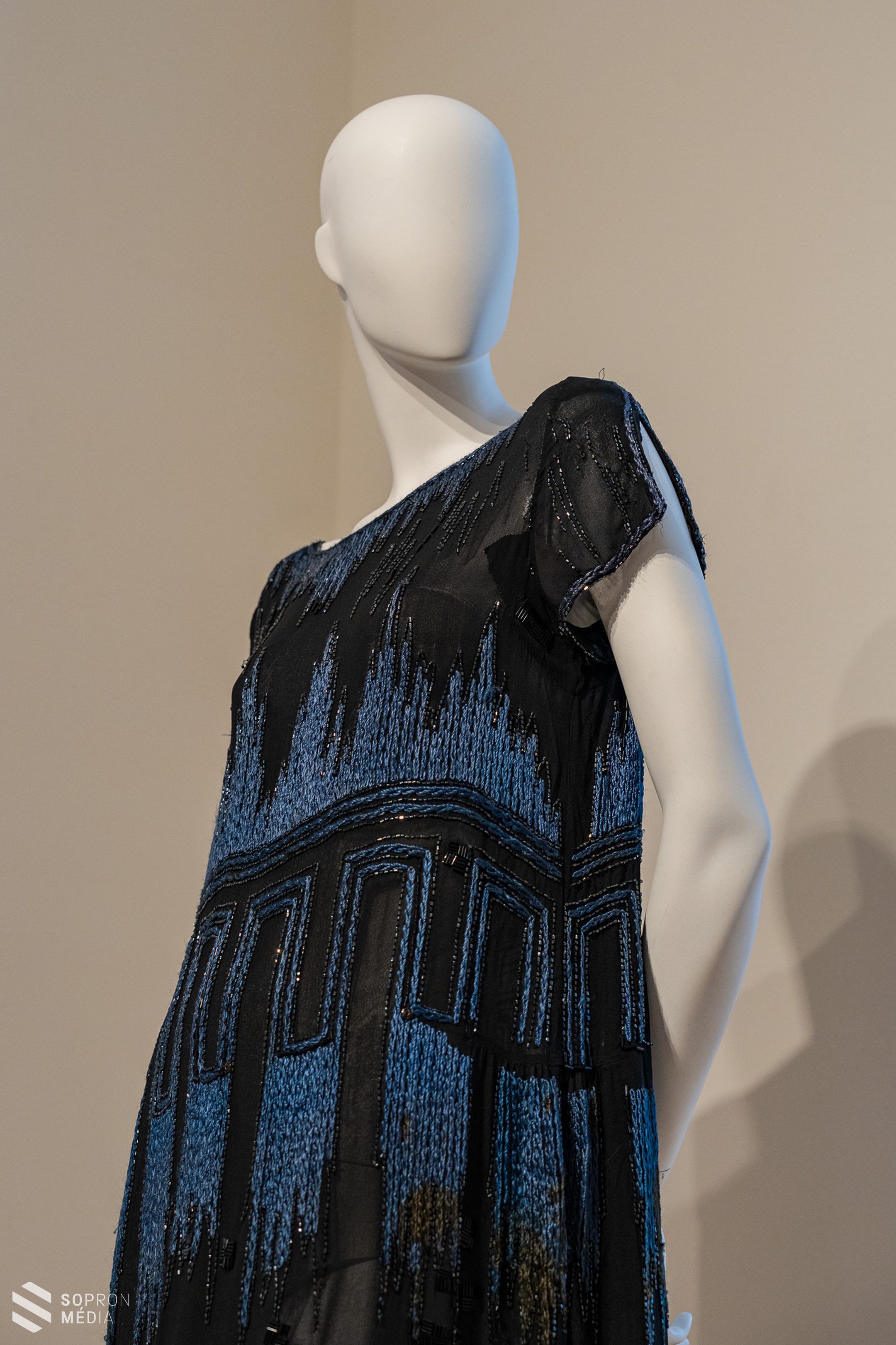 Megnyílt Zoób Kati divatkiállítása a fertődi Esterházy-kastélyban