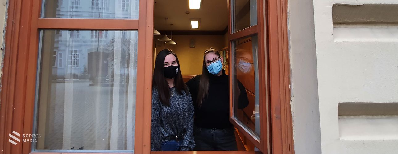 Ablak nyílt a nézőkért