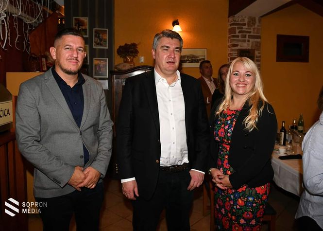 Karlo Klarin, Tisno képviselője, Zoran Milanović államfő és Lukács Zsuzsanna, a nagycenki képviselő-testület tagja az ünnepségen.