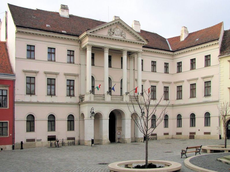 Lezárják a Fő tér 5. szám alatti átjárót