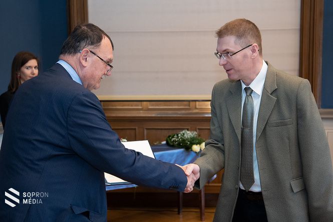 Dr. Zsuppán Sándor átveszi a Magyar Tudományos Akadémia elismerését